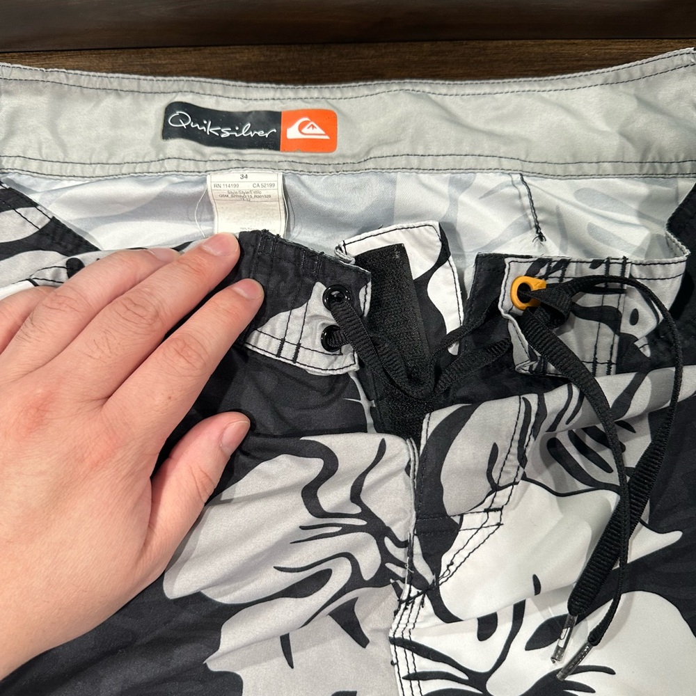 Quiksilver Men's Black and White Floral Board Shorts